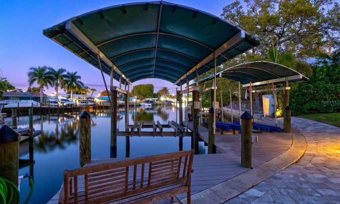 Trailer Estates House | Sarasota Waterfront - Boat Dock poo/spa, kayaks -12 min to Lido Beach & Downtown