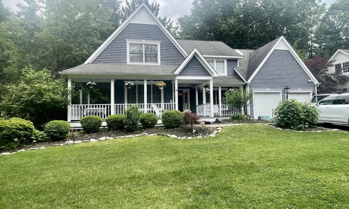 Saratoga Springs House | Saratoga Lake Family Home Close to Track, Down town & Spac! Beach & pool access!