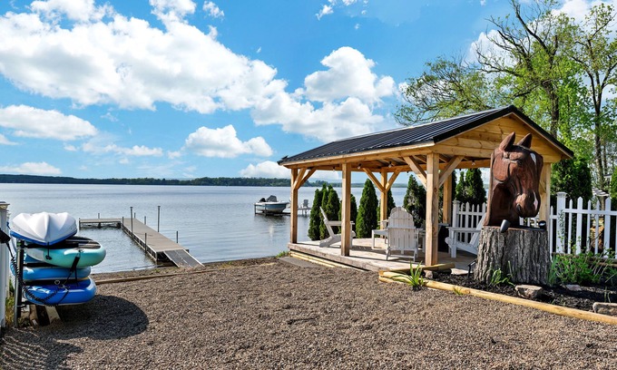 Saratoga Springs Cottage | Saratoga Lakeside 3br Beach & Dock & Close to Track