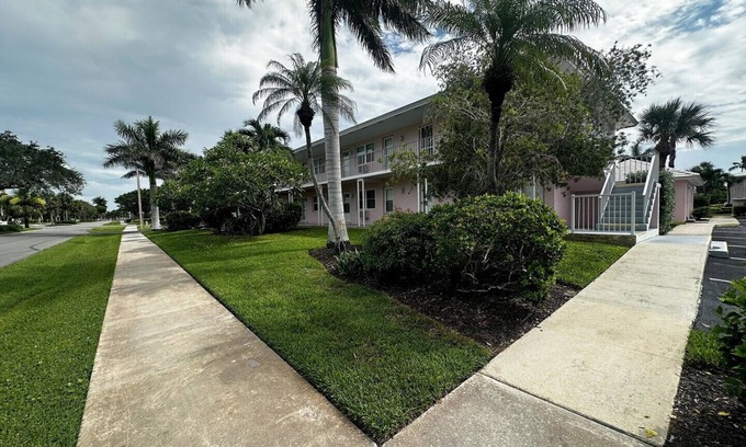 Marco Island Condo | Sassy Studio Condo in Great Central Island Location