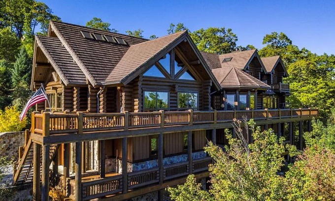 Highlands Cabin | Satulah Vista: Luxe cabin with stunning views minutes from downtown Highlands