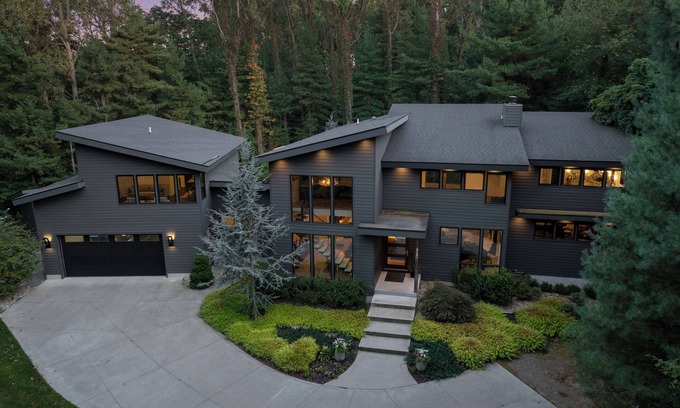 Saugatuck House | Saugatuck Modern Retreat w/ HotTub & Walk to Beach