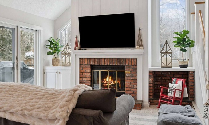 West Hartford Condo | Sauna, Comm. Pool, Walk to Club - Deere Run 4A