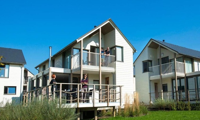 Froidchapelle Villa | Sauna Villa by the Lake