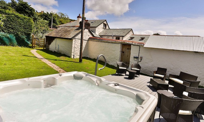 Braunton House | SAUNTON GRANGE | 7 Bedrooms | Sleeps 17 | Short breaks all year, celebrations welcome