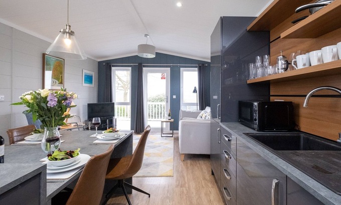 Leiston Apartment | Savannah Lodge - sleeps 4 guests in 2 bedrooms