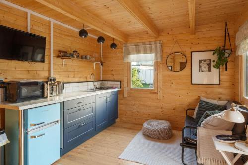 Westleigh House | Scandi-Style Cabin in Bideford, Private Parking
