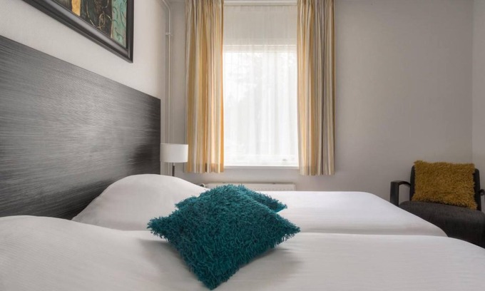 De Bult House | Scenic Canal Stay Close to Giethoorn & De Wieden Nature Reserve | Pets Friendly