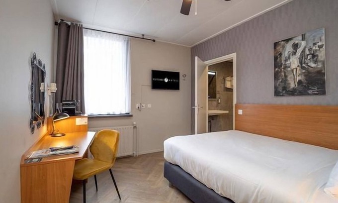 Made House | Scenic Cycling & Outdoors Near Amazing Family Room in Made | Onsite Dining