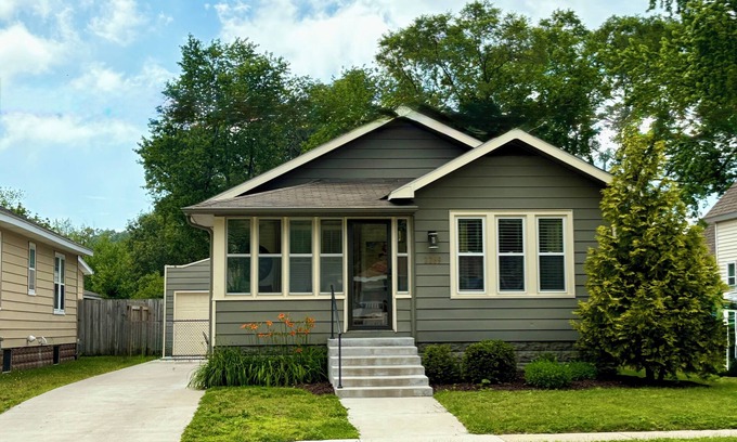 Lakeside House | Scenic Fall Getaway – Cozy Porch & Fire Pit Near Lake Michigan, Pet Friendly