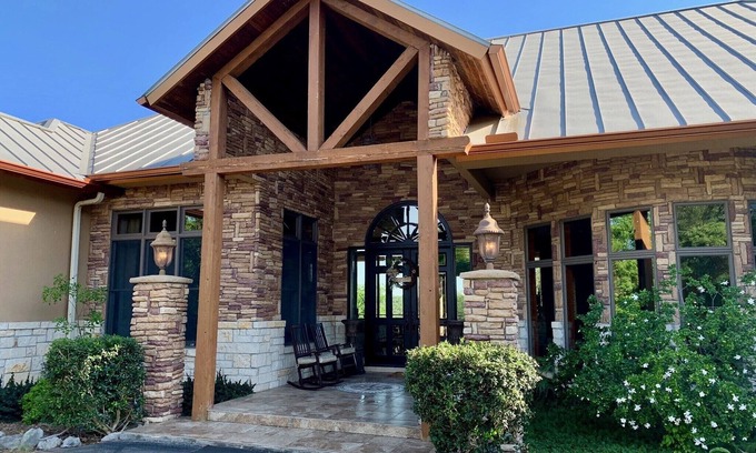 New Braunfels House | Scenic Hill Country Views in New Braunfels