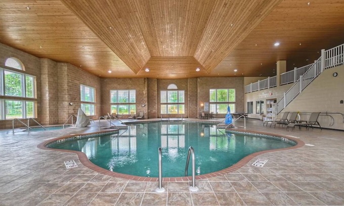 Pembine Hotel | Scenic Island Escape | Pool, Golf & Trails Near Menominee River! Free Parking!