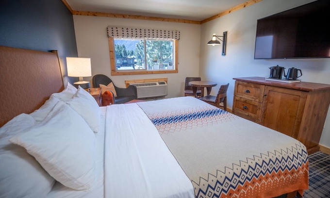 Mammoth Lakes Hotel | Scenic Mountain Escape Room Near Sherwin Lakes Trails, Perfect for Pet Owners