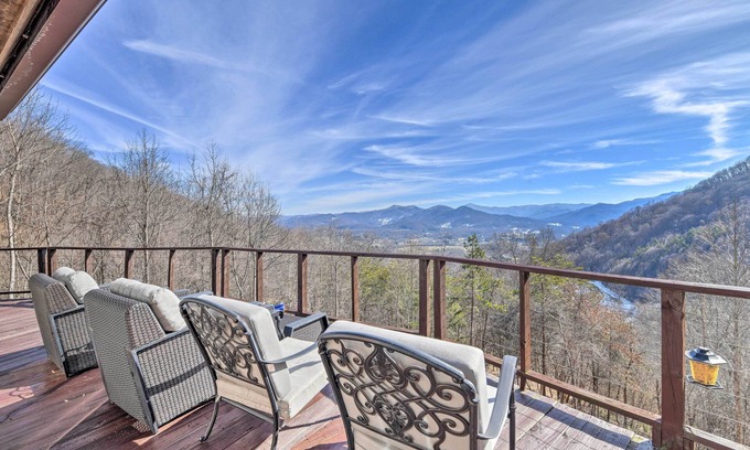Waynesville House | Scenic Pet-Friendly House w/Private Hot Tub!