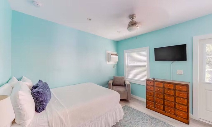 Downtown Apartment | Scott's Cottage - Truman @ Duval | Perfect Location! Ideal for Solos &Couples