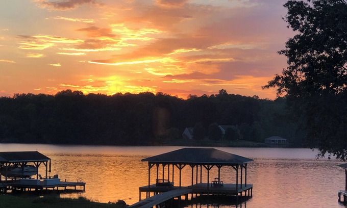 Bumpass House | Screened Deck & Dock: Waterfront Lake Anna Home!