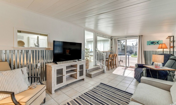 Sunny Shores House | Screened-In Patio: Home 2 Mi to Cortez Beach!