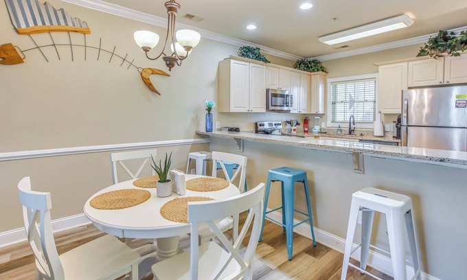 Central Myrtle Beach Condo | Screened-In Patio: Myrtle Beach Golf Condo