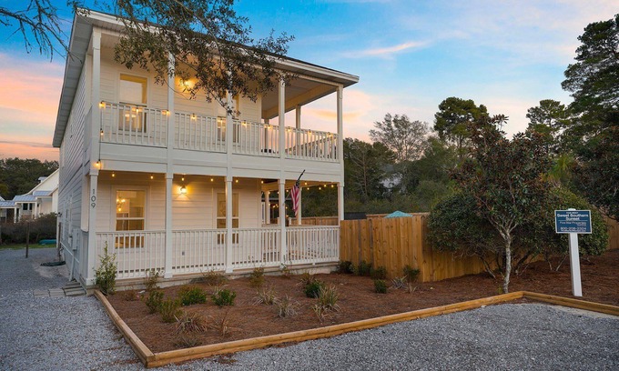 Gulf Pines House | Sea Biscuit - Beach Cottage Near the Water with Secluded Pool