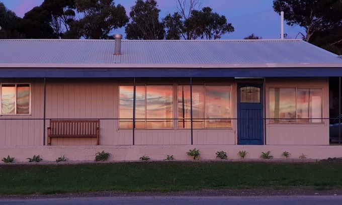 Minlacowie House | Sea Breeze at Hardwicke Bay - holiday home on the foreshore