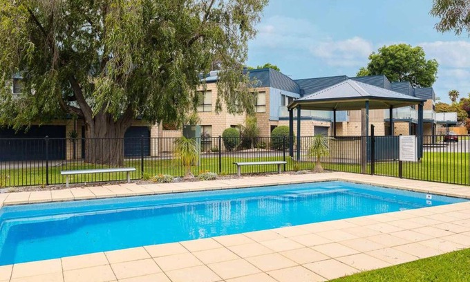 Cowes House | Sea Breeze - with solar heated pool