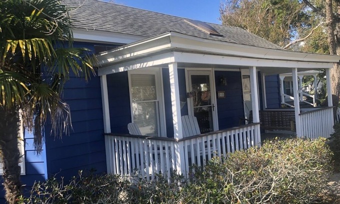 Morehead City House | Sea breezes and sun in historic old town Beaufort, a block from the water!