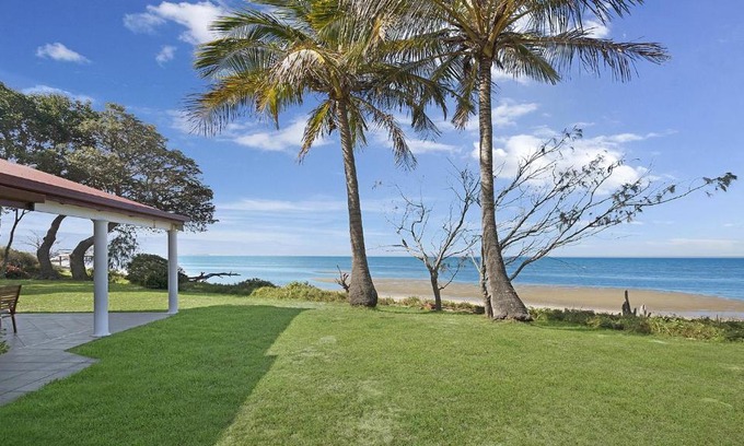 Beachmere House | Sea Cottage - Beachside Paradise