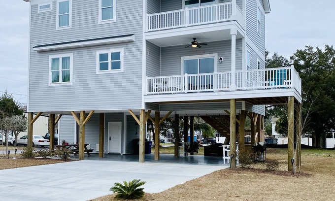 Atlantic Beach House | SEA DAYZ Beautiful NEW 4 Bdrm beach house steps to Windy Hill beach!