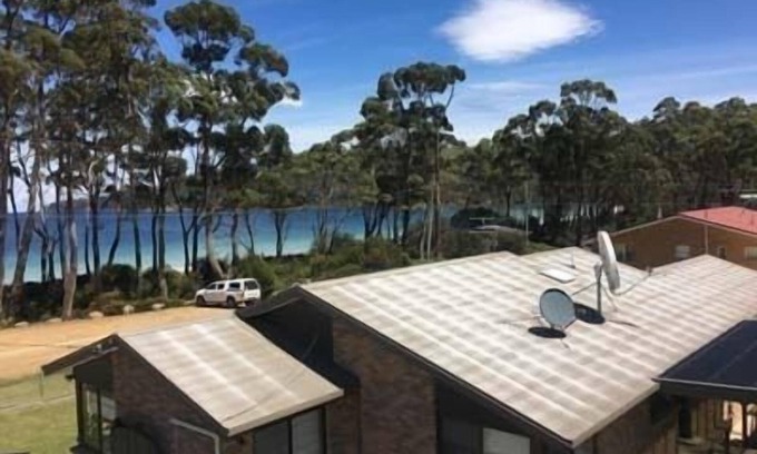 Surveyors Bay House | Sea Eagle, Dover's beautiful Roaring Beach
