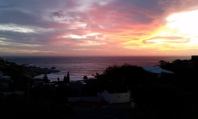 Hout Bay Apartment | Sea-facing Apartment with stunning view of Llandudno Bay