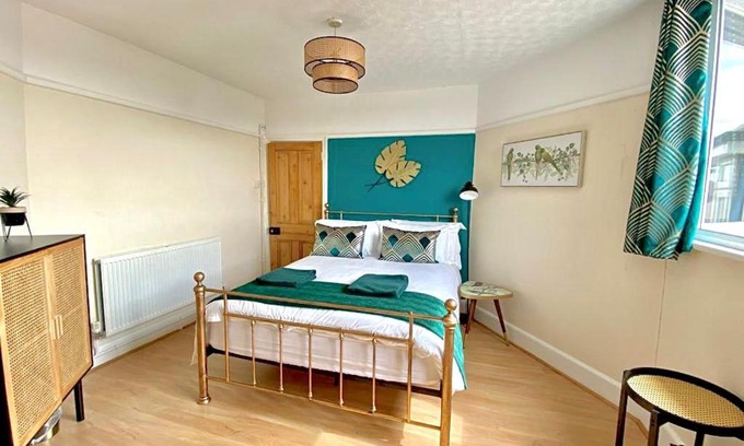 Southbourne Apartment | Sea Gem - 3 bedroom holiday home in Southbourne - 5 mins walk to the beach & 2 mins walk to Southbourne Grove High Street