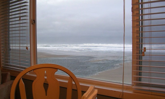 Lincoln City Condo | Sea Gypsy Oceanfront Condo with Pool, Sauna, Wi-Fi