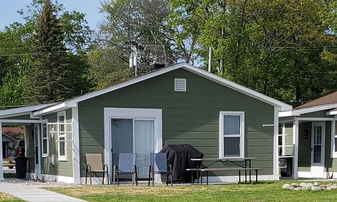 Houghton Lake Cabin | Sea Hag Resort Cabin #1