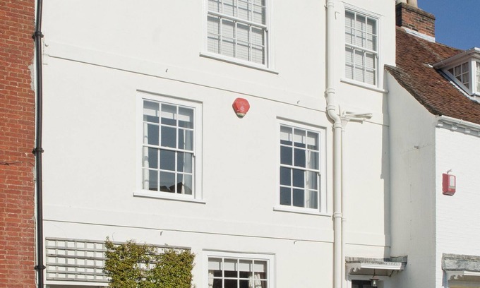 New Forest District House | Sea House,Lymington, a lovely Georgian house. IN 2025, WE OFFER A 10% REDUCTION.