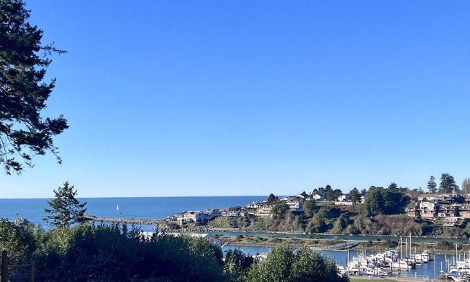 Brookings House | 🐳🧜🏽♀️Sea La’VIEWS OceanHarborRiverVIEWS wHOT TUB Walk2Ocean LUXURY KingBeds+ EV+FUN