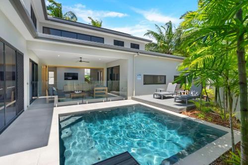 Palm Cove House | Sea Mist Poolside Oasis near Palm Cove Beachfront