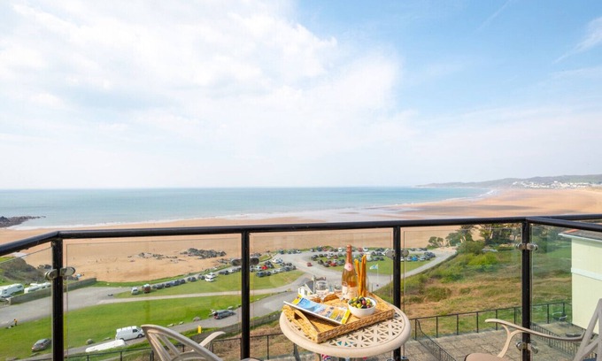 Putsborough Apartment | Sea Shore - FL 30 - One Bedroom Apartment, Sleeps 2