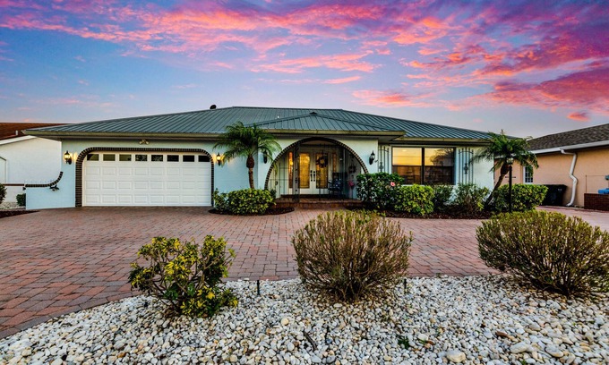 Apollo Beach House | Sea-sons Greetings!