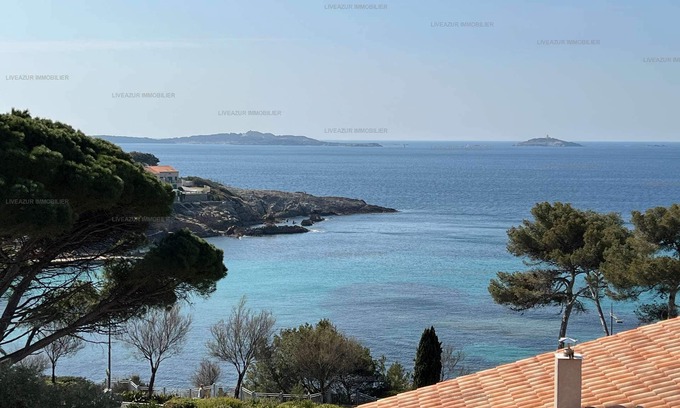 Sanary-sur-Mer Apartment | Sea view apartment with terrace facing Portissol beach for 6