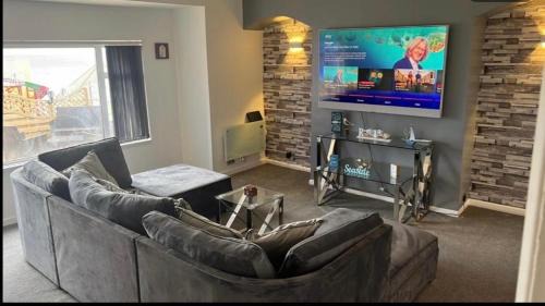 Bridlington Old Town Apartment | SEA VIEW Apartment Large Balcony Whirlpool Bath 2 Bedrooms SKY GLASS TV