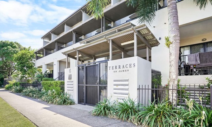 Cairns North Apartment | SeaBreeze City Loft- 2km to Centre. 4km to Airport