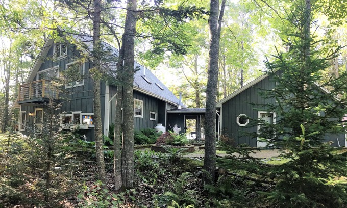 Lamoine Beach Cottage | Seabreeze Cottage - A Seaside Beachfront Retreat.