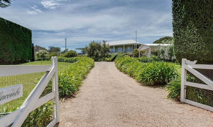 Portsea House | Seacombe swimming pool, private tennis court and a spacious garden
