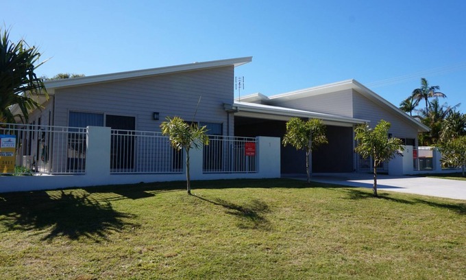 Rainbow Beach Apartment | Seadaze 1 - Rainbow Beach. Gorgeous unit close to the beach. Aircon. Pool. Wifi