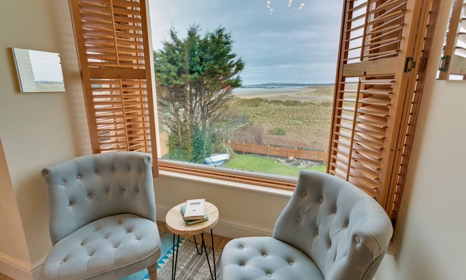 Rhosneigr Apartment | Seaforth - a coastal that sleeps 8 guests in 4 bedrooms