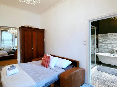 Eastbourne City Centre Villa | Seafront Luxury Super King Suites Villa parking