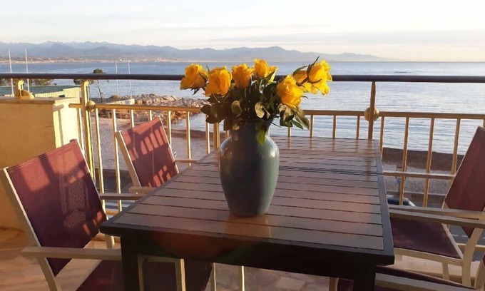 Cap-d'Antibes Condo | Seafront one bedroom apartment with a terrasse, swimming pool and a parking