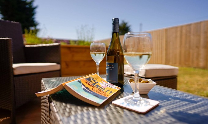 Bembridge Cottage | Seaglass - a house that sleeps 6 guests in 3 bedrooms