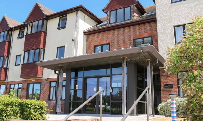 Littlehampton Cottage | SEAGLASS SNUG AT MARINE COURT, family friendly in Littlehampton