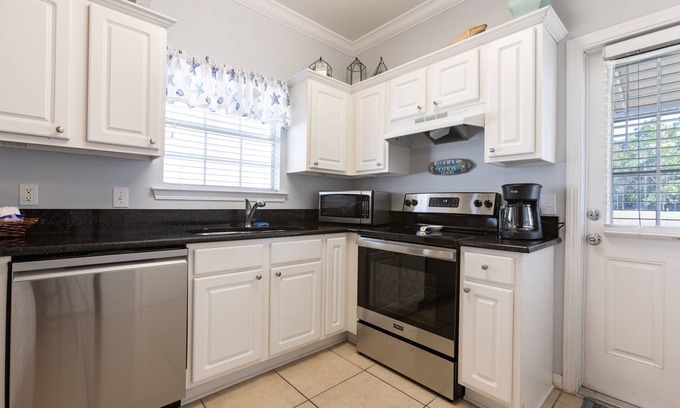 Orange Beach Cottage | Seahorse- Central Location In OB Close TO Wharf! NOW FIDO FRIENDLY!